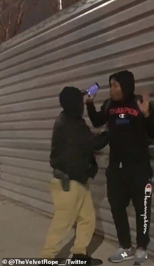 Десетина полицаи ритат брутално невъоръжен мъж, който стои с вдигнати ръце (видео 18+)