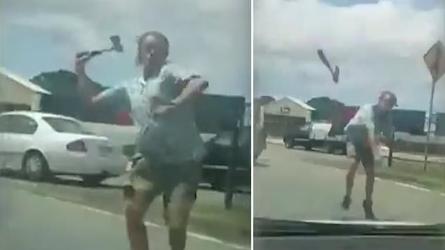 Ядосан шофьор хвърли брадва по друга кола на пътя (видео и снимки)