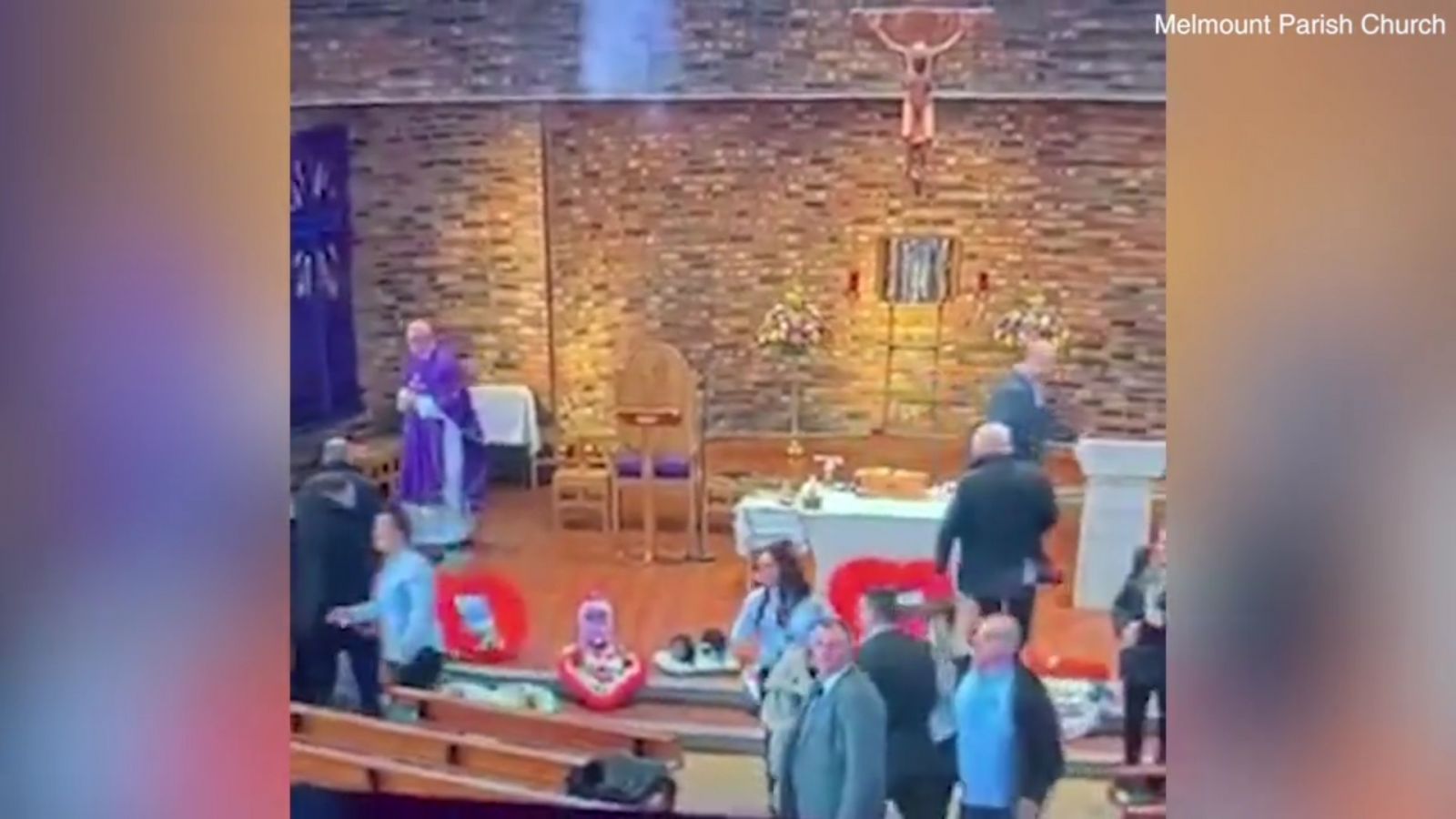 Паника в църква, след като по време на опело прогърмяха изстрели (видео и снимки)