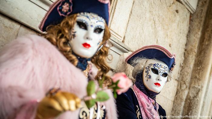 Прекратиха карнавала във Венеция заради коронавируса (видео и снимки)