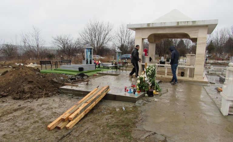 Взривиха гробница на ромски барон в Русе (видео и снимки)