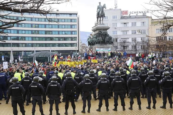 Протестиращи блокираха &#8220;Орлов мост&#8221;, Корнелия Нинова яхна недоволството (видео)