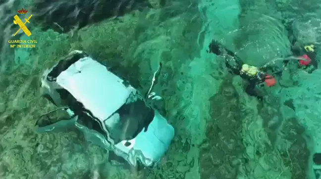 Шофьор оцеля по чудо, след като изхвърча с двеста от скала и падна в морето (видео и снимки)