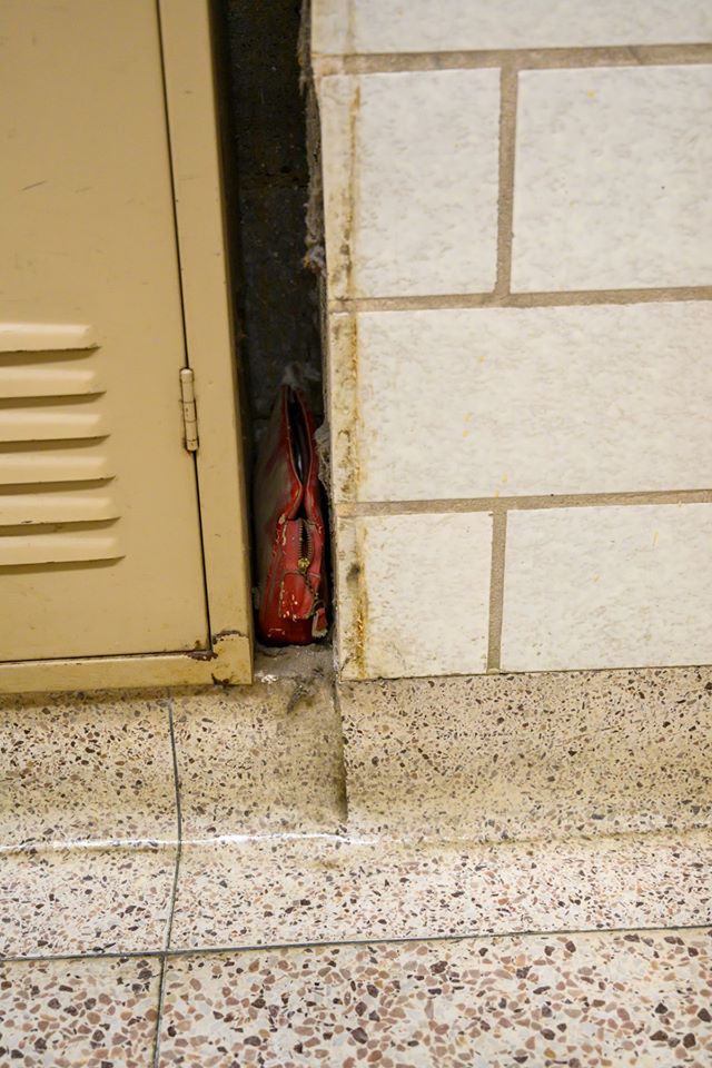 Откриха ученическа чанта, забравена преди 63 години зад шкафче в училище (видео и снимки)