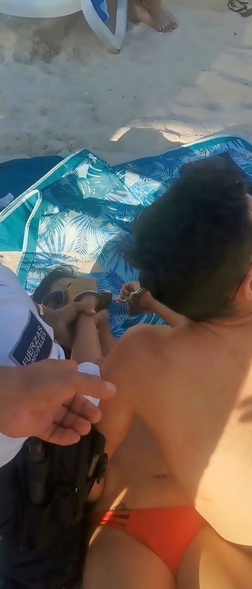 Арестуваха двойка на плаж в Мексико, защото не консумирали нищо от бара (видео)