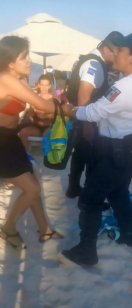 Арестуваха двойка на плаж в Мексико, защото не консумирали нищо от бара (видео)