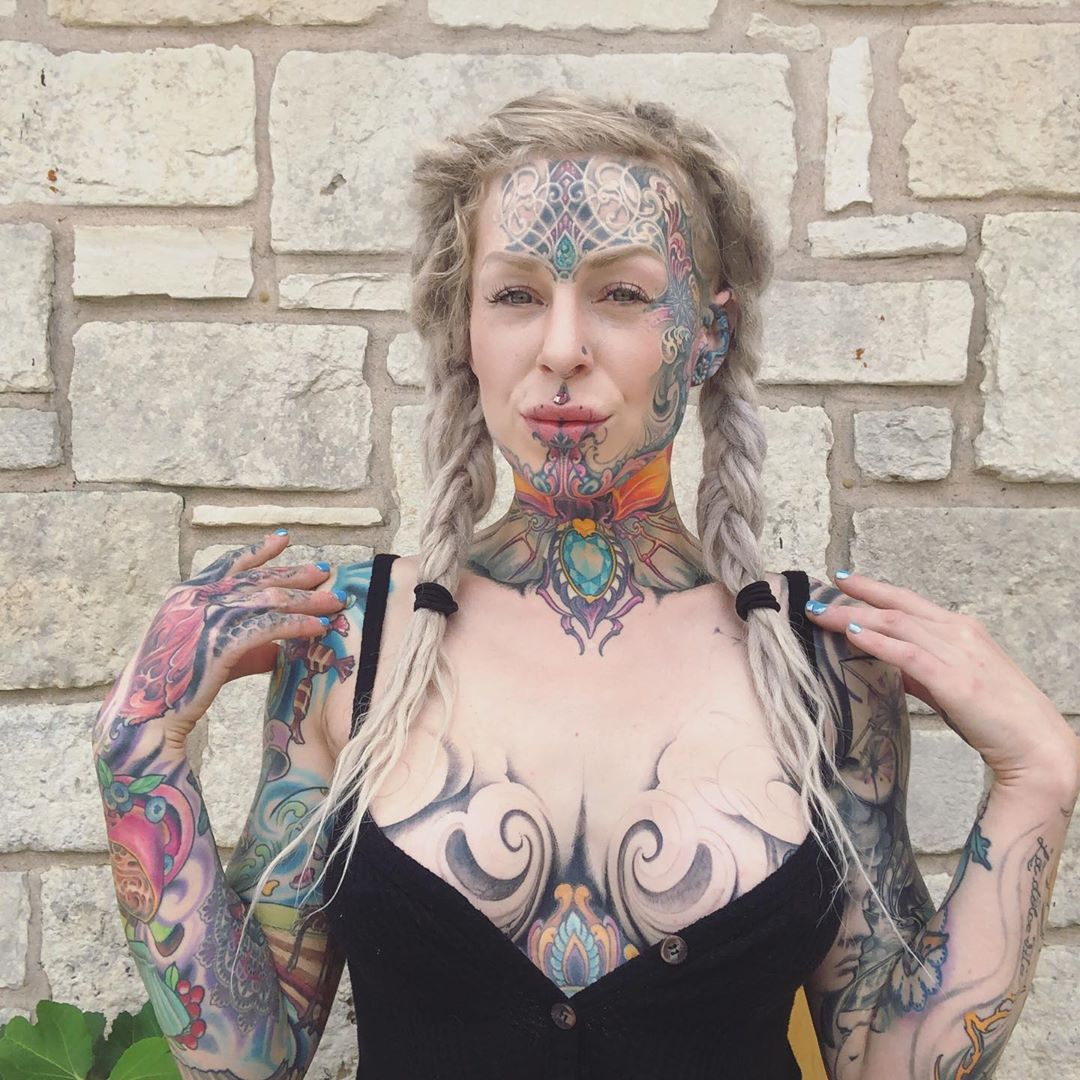 Жена напусна работата си, за да се татуира цялата и да стане &#8220;живо произведение на изкуството&#8221; (видео и снимки)