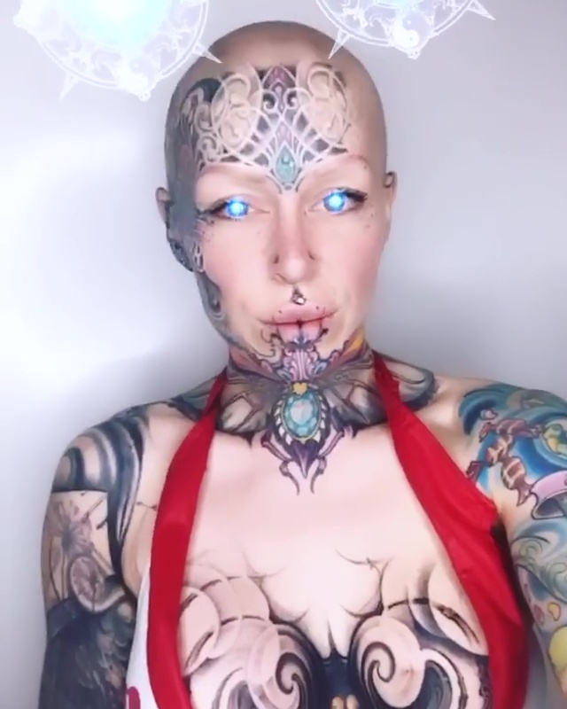 Жена напусна работата си, за да се татуира цялата и да стане &#8220;живо произведение на изкуството&#8221; (видео и снимки)