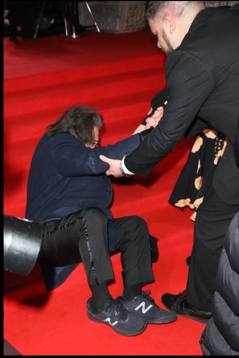 Ал Пачино падна на червения килим преди наградите БАФТА (видео и снимки)