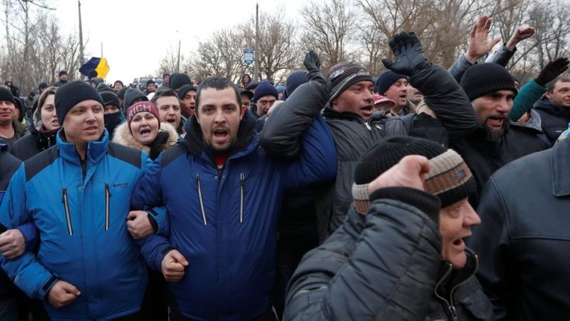 Протестиращи в Украйна атакуваха автобуси с евакуирани от Ухан хора (видео и снимки)