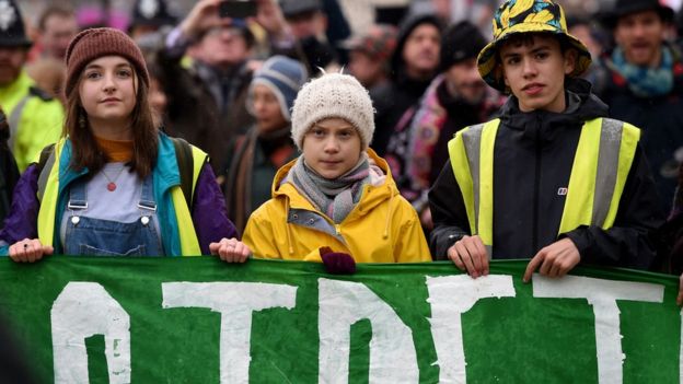 Екоактивисти стъпкаха зелени площи по време на митинг на Грета Тунберг (видео и снимки)