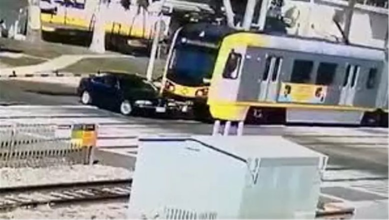 Шофьор на БМВ оцеля по чудо след като влак буквално премаза колата (видео)