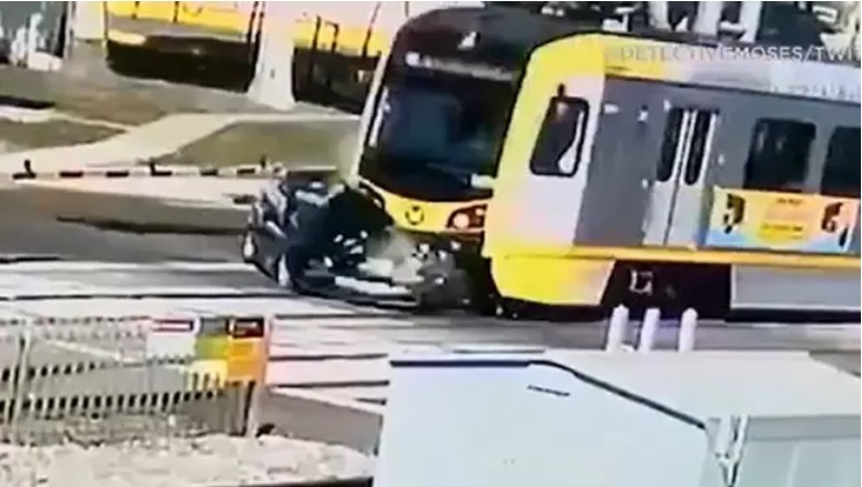 Шофьор на БМВ оцеля по чудо след като влак буквално премаза колата (видео)