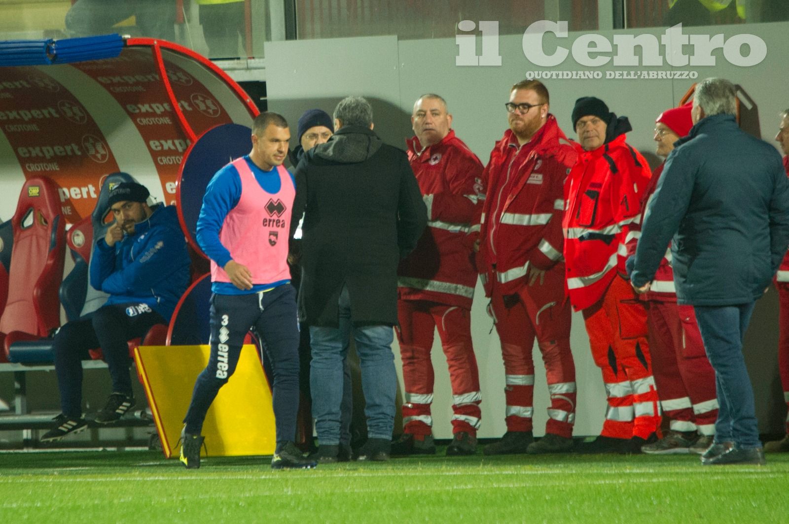 Валери Божинов получи директен червен картон, без да е играл и минута за новия си отбор в Италия (снимки)