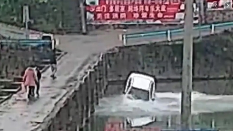 Мъж падна с колата си в река 10 минути след като си взе шофьорския изпит (видео)