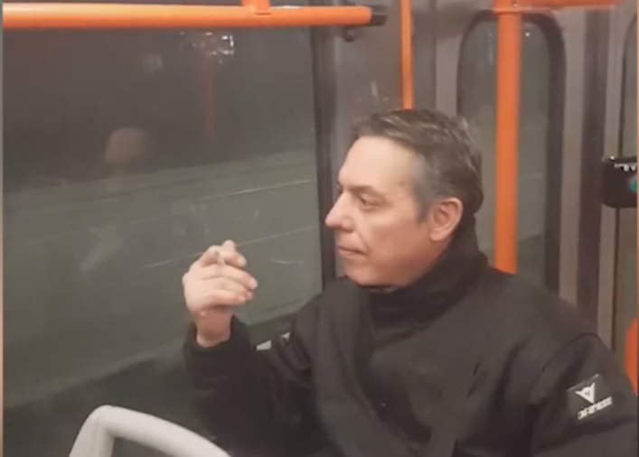 Наглец пуши цигара в трамвай 22 в София (видео)