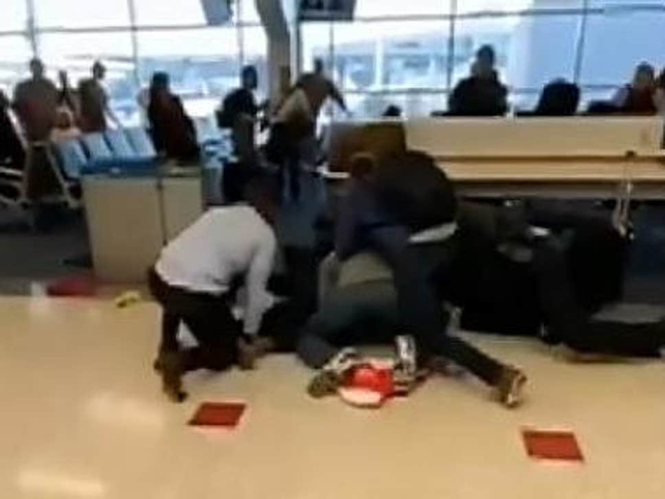 Пътници помогнаха на полицаи да обезвредят агресивен мъж на летището в Далас (видео)