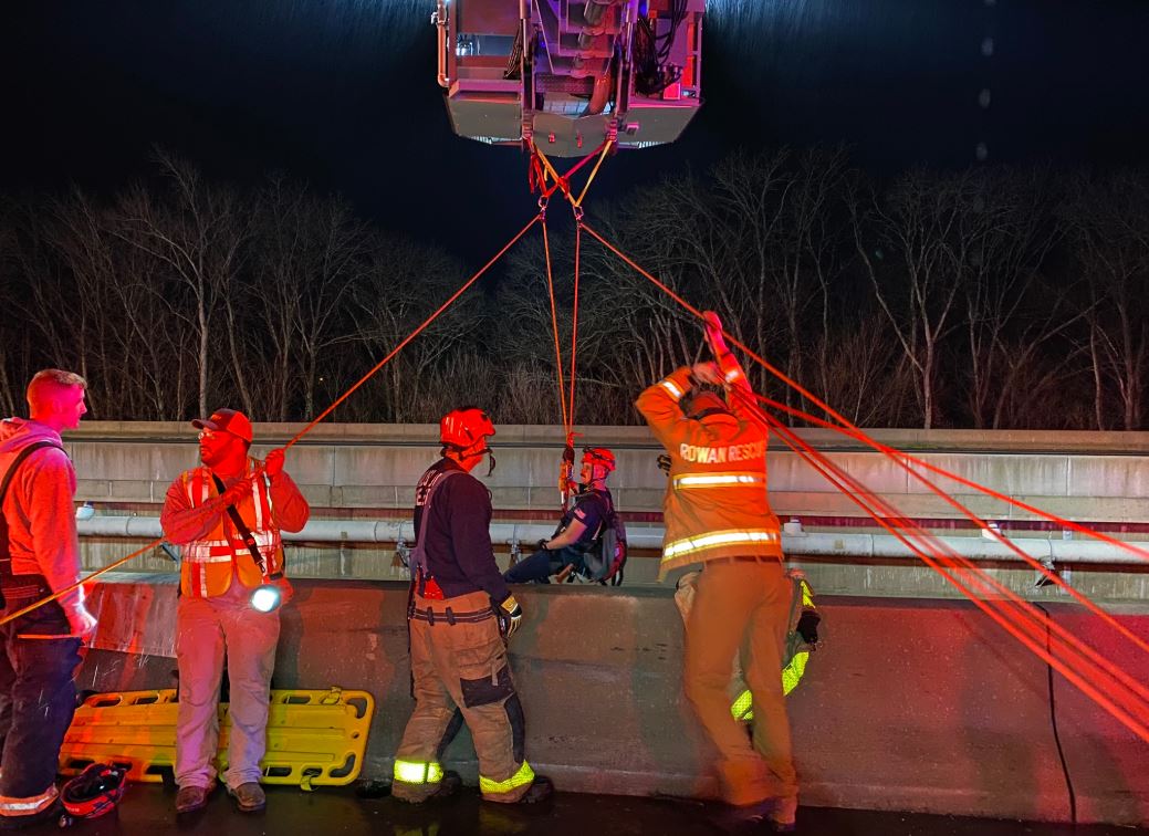 Мъж оцеля, след като скочи от 23-метров мост, за да не бъде блъснат от камион (снимки)
