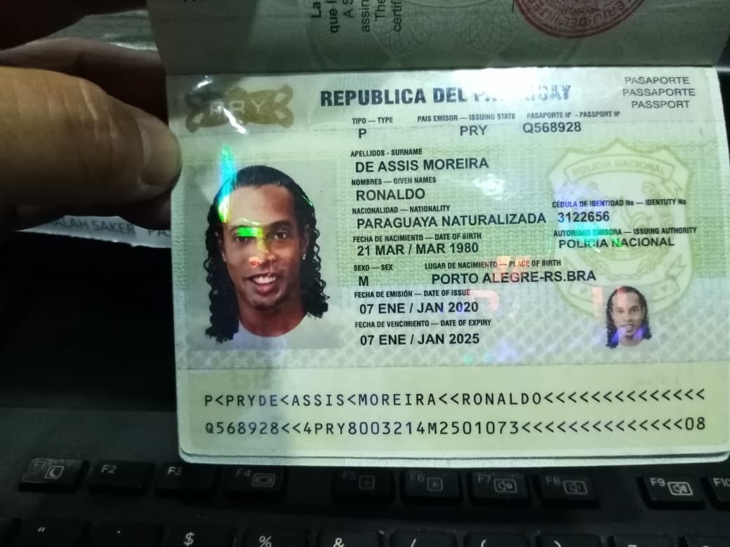 Роналдиньо е задържан в Парагвай, опитал да влезе в страната с фалшив паспорт