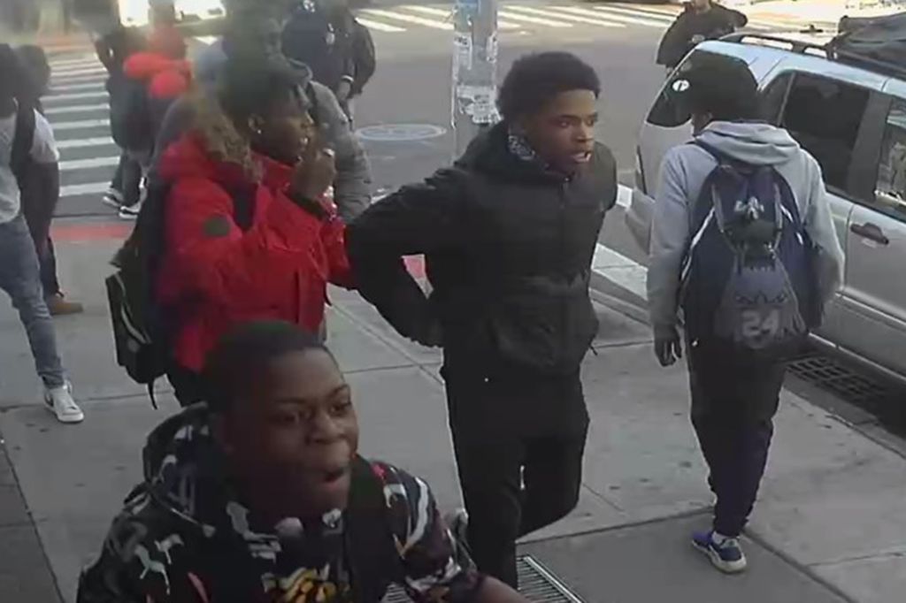 20 тийнейджъри пребиха и ограбиха 15-годишно момиче на улицата (видео и снимки 18+)