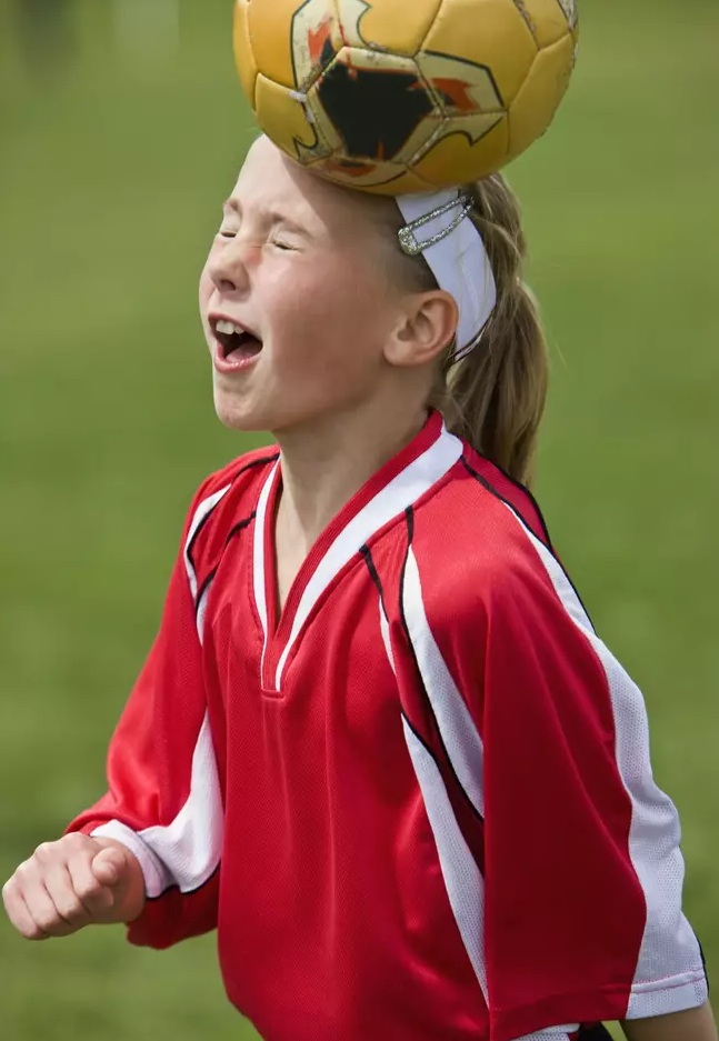 Забраниха играта с глава във футбола на деца до 12 години във Великобритания (снимки)