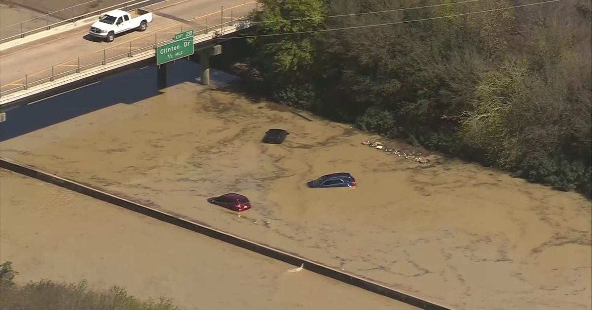 Спукан водопровод в Хюстън наводни магистрала и блокира шофьори в колите им (видео и снимки)