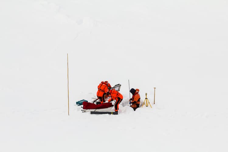 Учени пуснаха парче лед в 137-метрова дупка и чуха уникални звуци (видео и снимки)