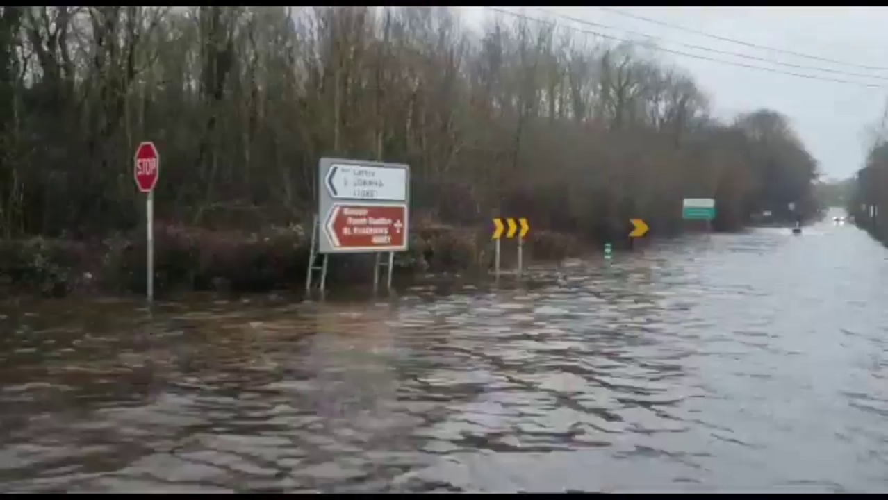 Хора карат джетове по наводнени улици в Ирландия (видео и снимки)