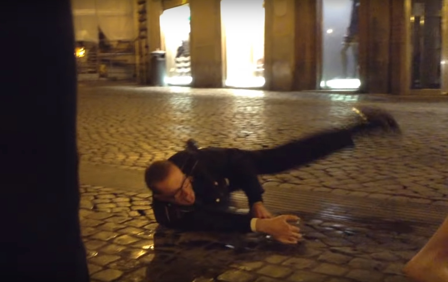 Мъж се хвърли във фонтана &#8220;Ди Треви&#8221; в Рим и бе подгонен от полицията (видео и снимки)