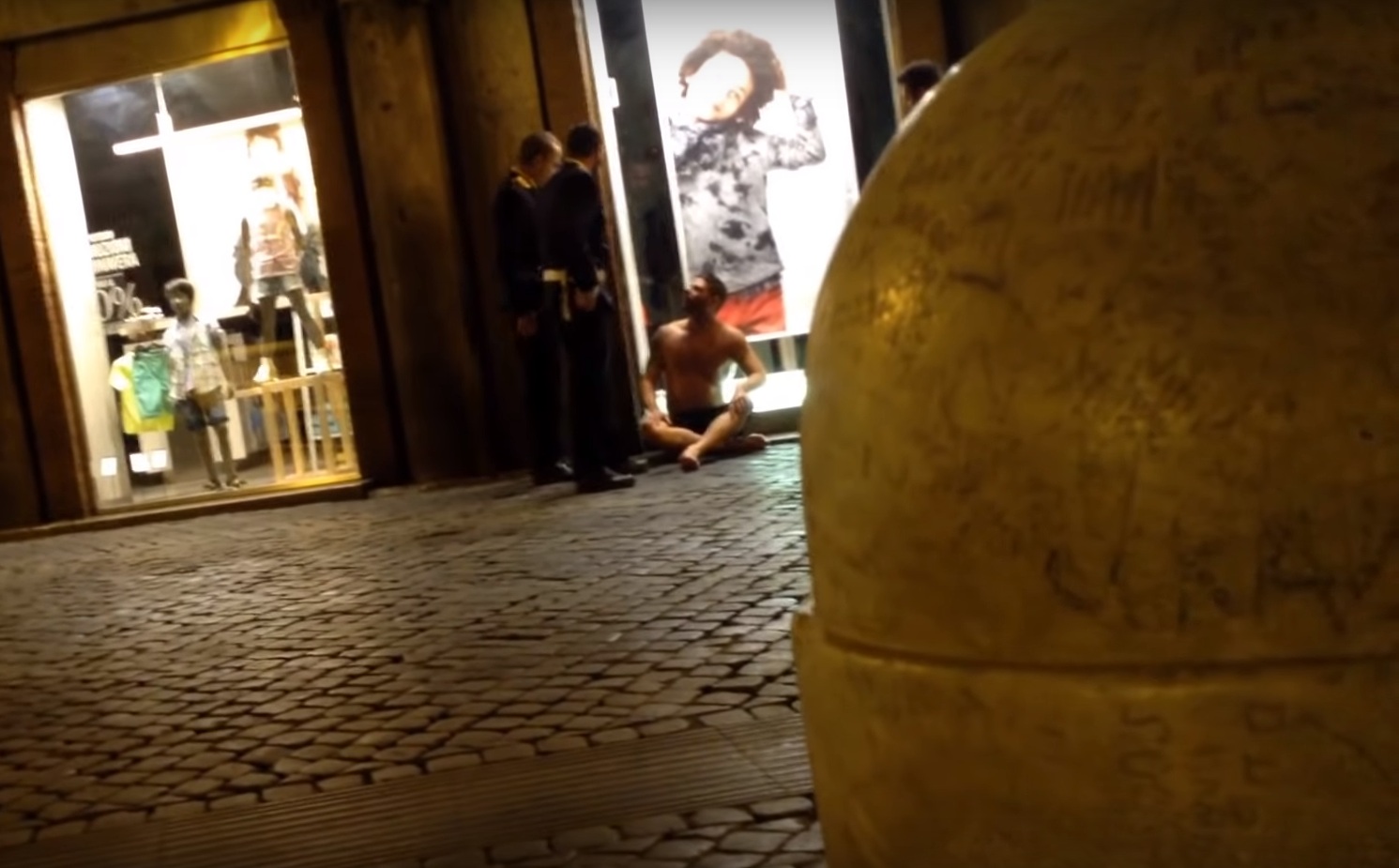 Мъж се хвърли във фонтана &#8220;Ди Треви&#8221; в Рим и бе подгонен от полицията (видео и снимки)