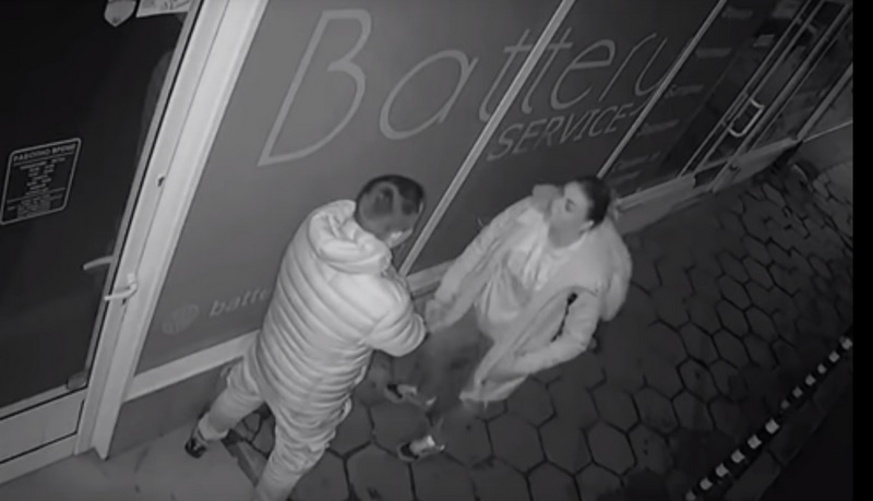 Побесняла жена разби с глава витрината на столичен магазин (видео)