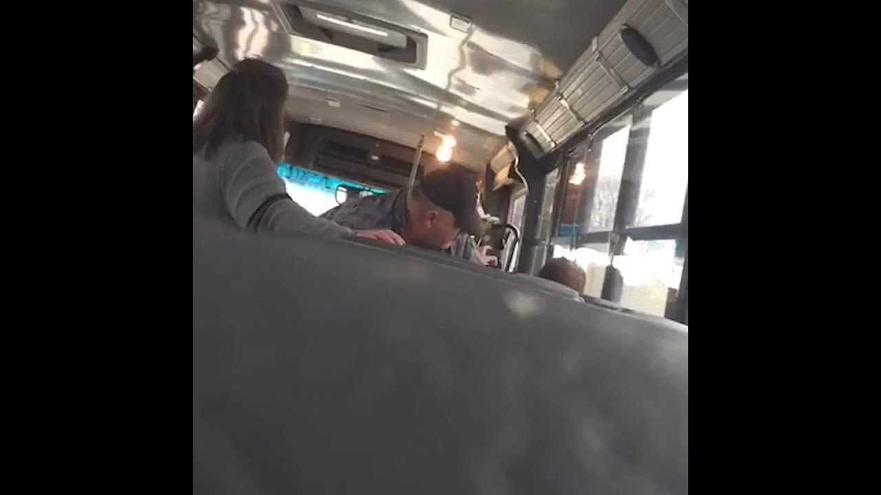Съдят шофьор на автобус, заснет как блъска главата на глух ученик в прозореца (видео 18+)