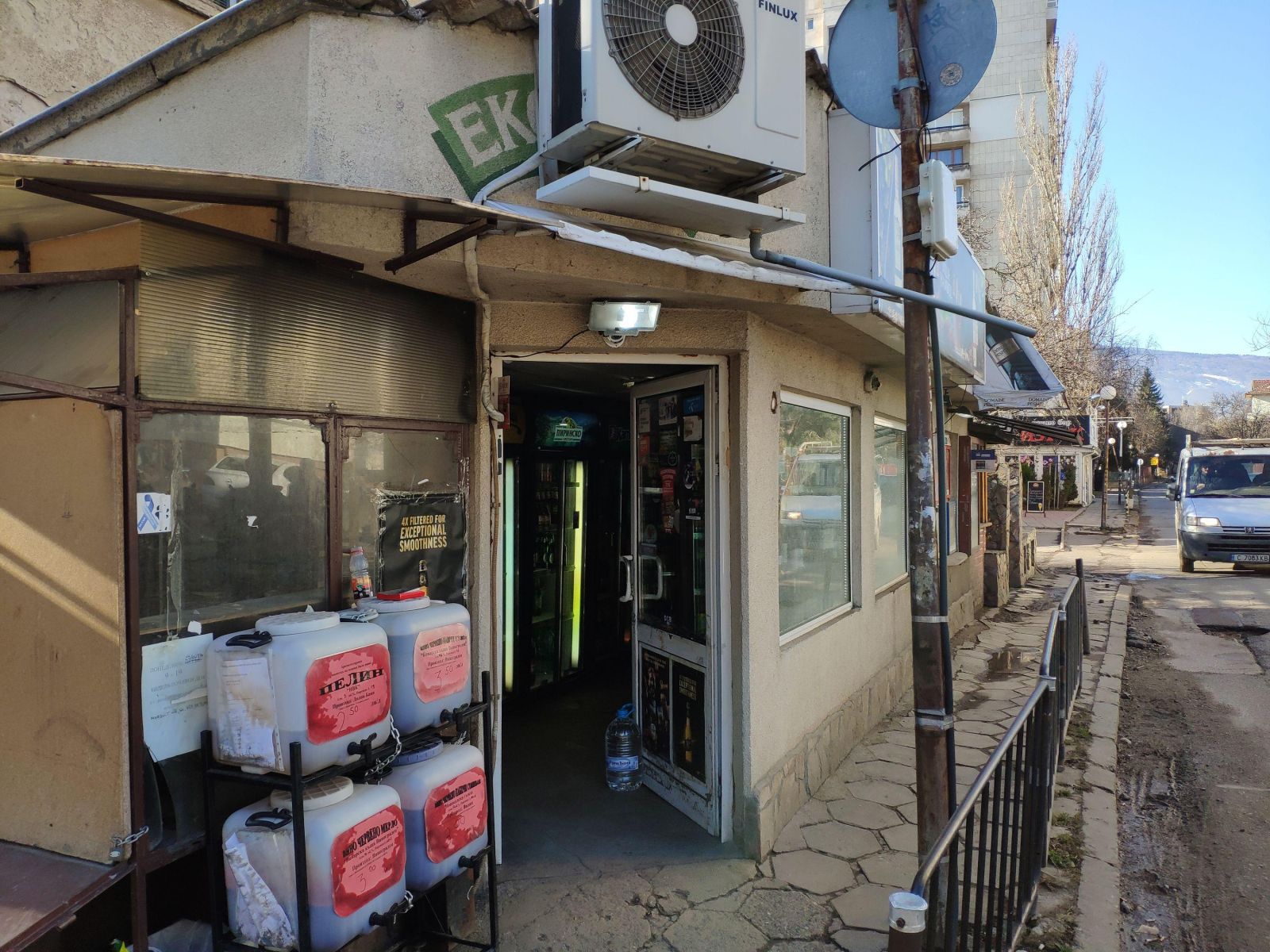 Нов въоръжен грабеж в София, маскиран обра магазин (снимки)