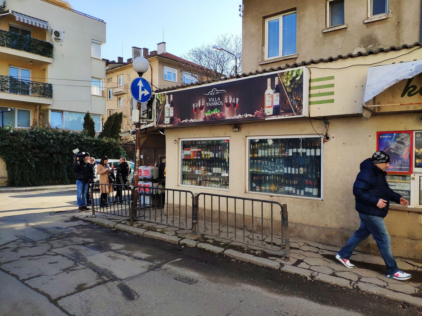 Нов въоръжен грабеж в София, маскиран обра магазин (снимки)