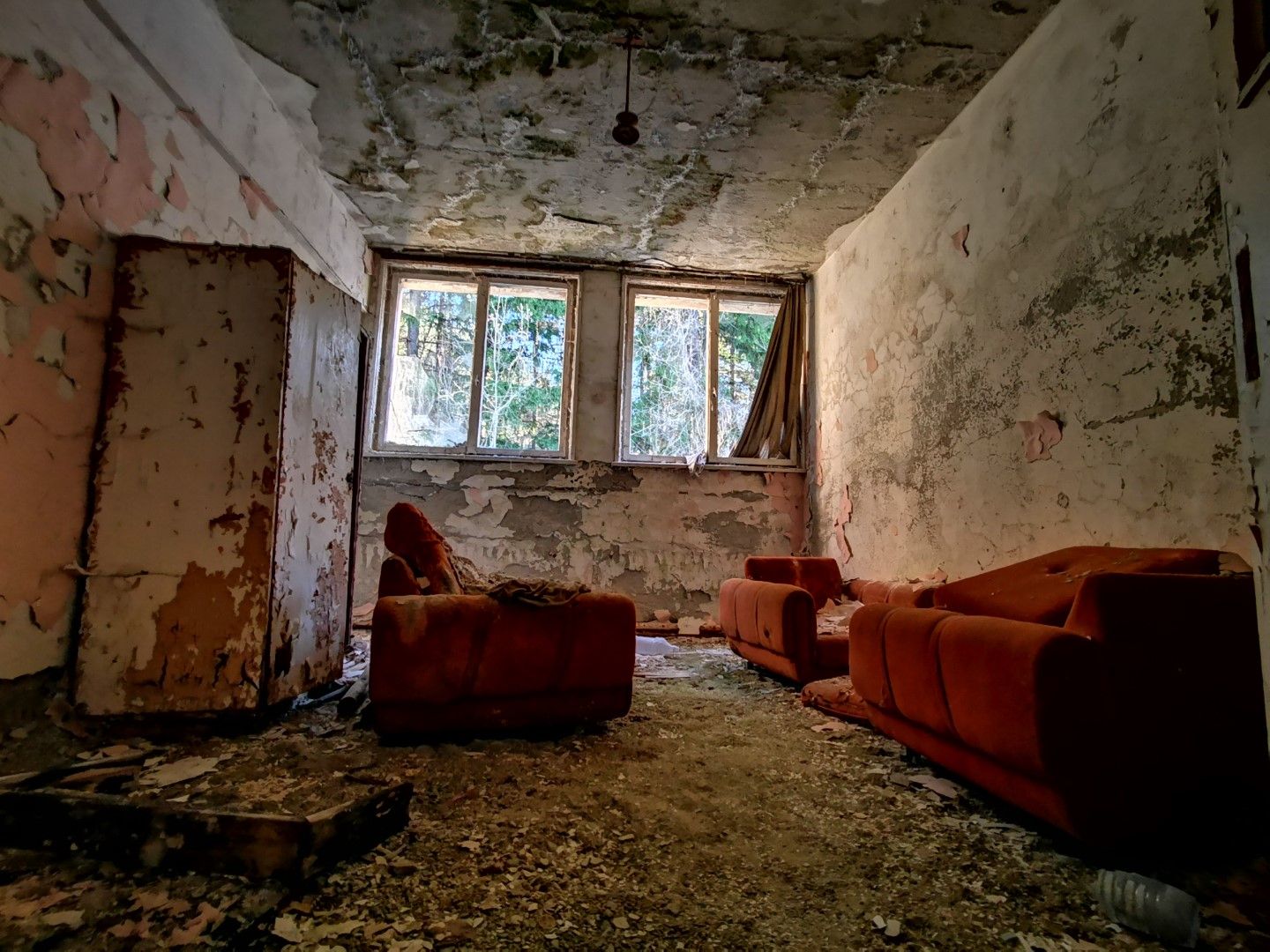 Последната резиденция на Тодор Живков тъне в разруха и забрава (видео и снимки)