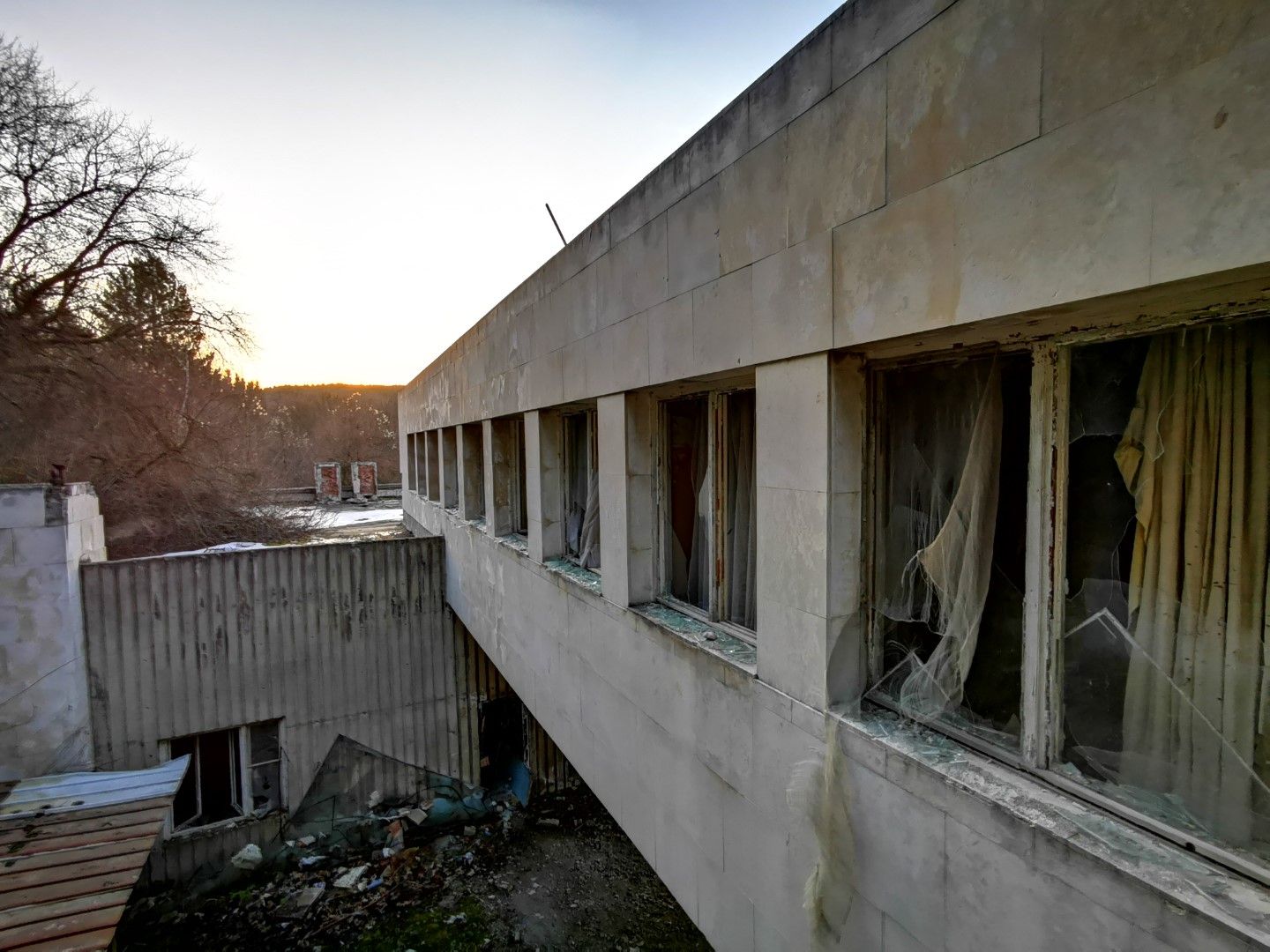 Последната резиденция на Тодор Живков тъне в разруха и забрава (видео и снимки)