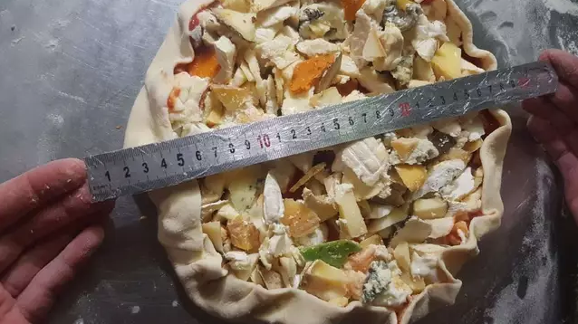 Във Франция направиха пица с 257 вида сирене, която се бори за световен рекорд (видео и снимки)