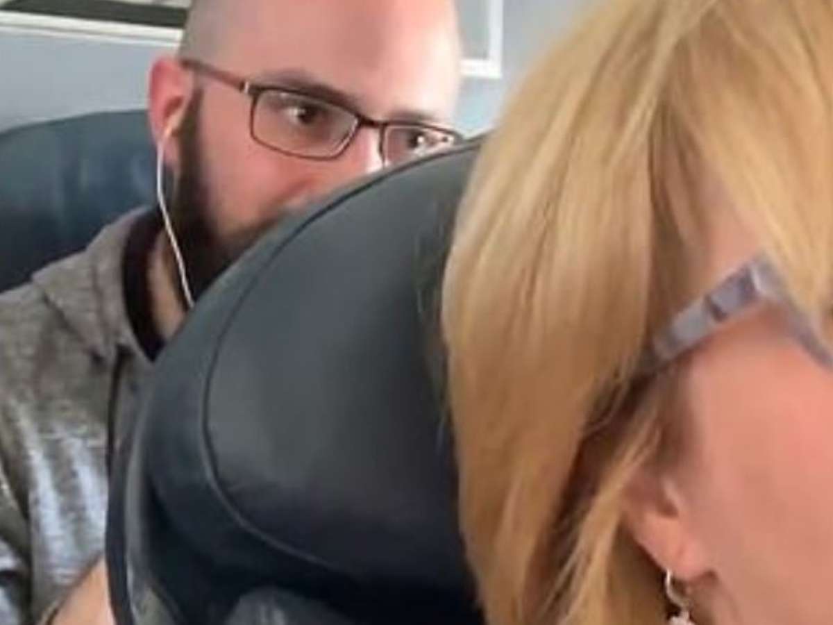 Видео с пътник в самолет, който блъска седалката на жената пред него, предизвика дебат в мрежата