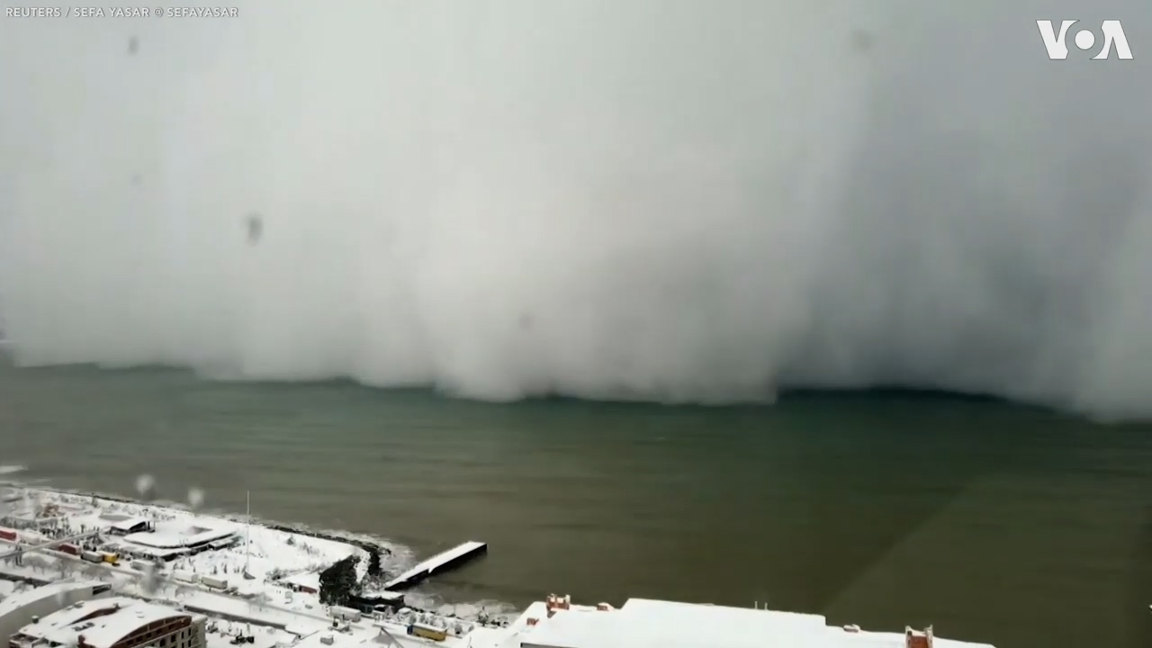 Удивителни кадри показват как снежна буря от Черно море връхлита бреговете на Турция (видео и снимки)