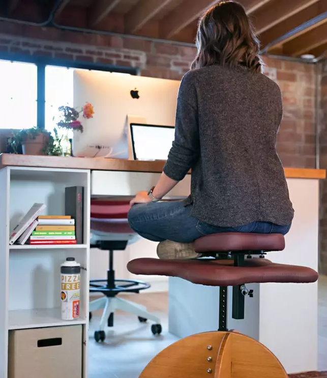Компания създаде стол, който позволява да стоите с кръстосани крака в офиса (видео)