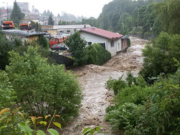 Реки преляха, земеделски земи са под вода, а Етрополе обяви бедствено положение (видео)