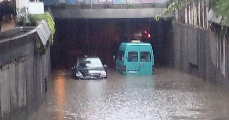 Буря потопи Варна под вода, десетки къщи останаха без покрив (видео)