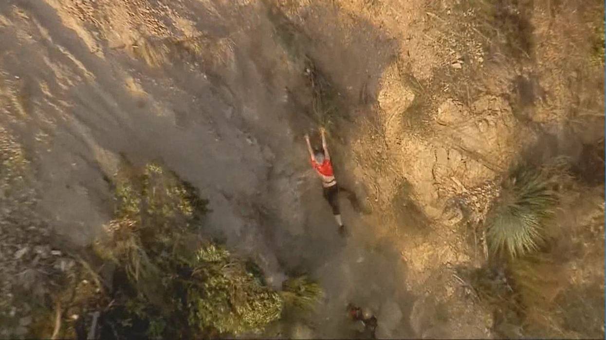 Спасител от хеликоптер хваща в последния момент баба туристка, висяща от скала (видео)