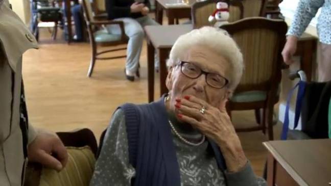Арестуваха 100-годишна баба навръх рождения ѝ ден по нейно желание (снимки)
