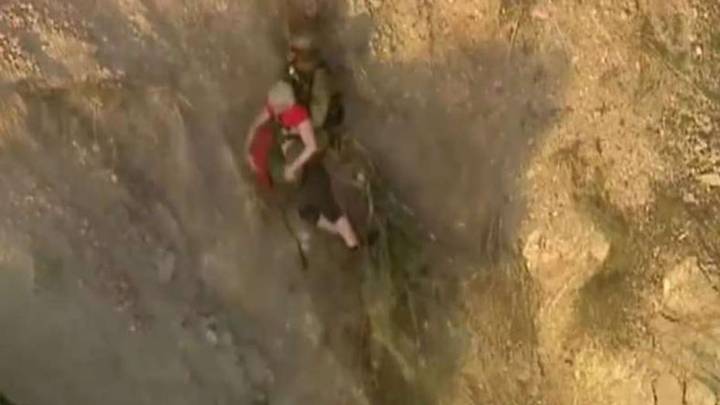 Спасител от хеликоптер хваща в последния момент баба туристка, висяща от скала (видео)