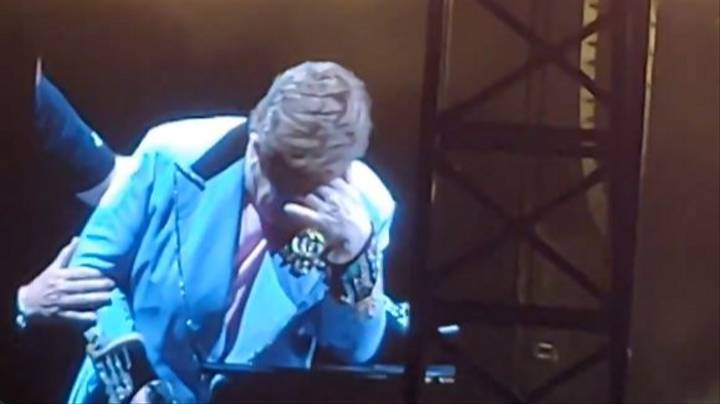 Елтън Джон избухна в сълзи, след като не успя да продължи да пее заради пневмония (видео)
