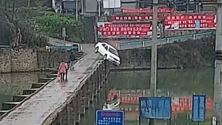 Мъж падна с колата си в река 10 минути след като си взе шофьорския изпит (видео)