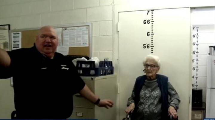 Арестуваха 100-годишна баба навръх рождения ѝ ден по нейно желание (снимки)