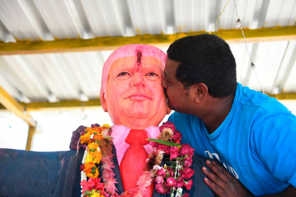 Индиец се моли на статуя на американския президент Доналд Тръмп (видео и снимки)