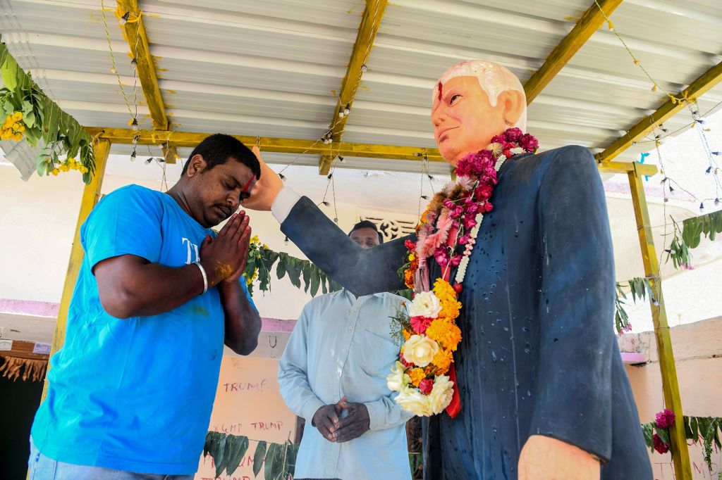 Индиец се моли на статуя на американския президент Доналд Тръмп (видео и снимки)